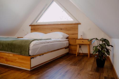 a bedroom with a bed and a window at Osada pod Gwiazdami & SPA - Premium blisko jeziora, ogrodzony, ognisko, grill, taras, las, Kajaki, Plaża, Jeziora in Łasko
