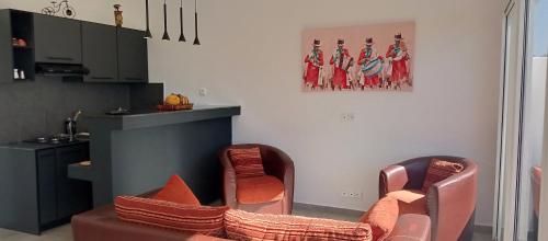 a living room with two chairs and a couch at Résidence ÉBÈNE - Villas in Antsakomboena