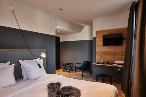 Postel nebo postele na pokoji v ubytování Hotel Monsieur Ernest