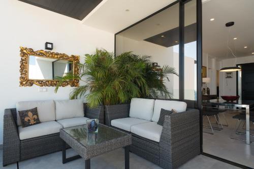 Luxury Ocean View Retreat 2bedroom APT with Jacuzzi