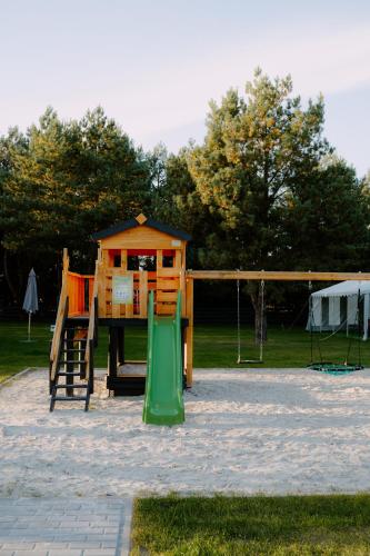 Herní místnost nebo prostor pro děti v ubytování Osada pod Gwiazdami & SPA - DELUXE blisko jezioro, ogrodzony, ognisko, taras, dodatkowa sypialnia