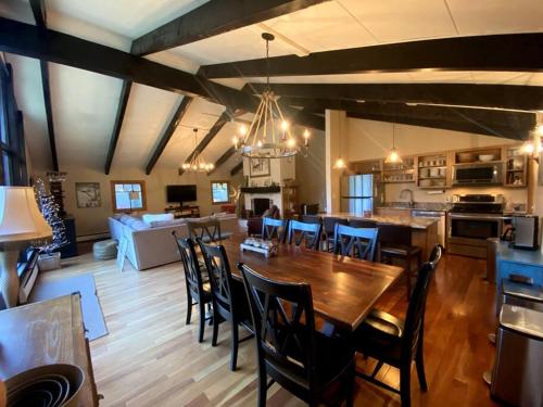 Η κουζίνα ή μικρή κουζίνα στο Charming Stratton Ski House Walk to Slopes