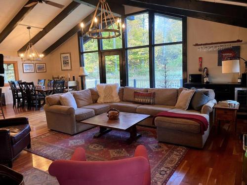 Χώρος καθιστικού στο Charming Stratton Ski House Walk to Slopes
