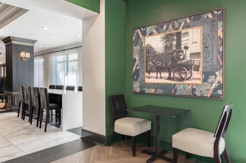 a living room with a green wall with a picture on the wall at Hotel Alice in Atlantic Beach