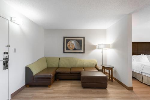 a living room with a couch and a bed at Hotel Alice in Atlantic Beach
