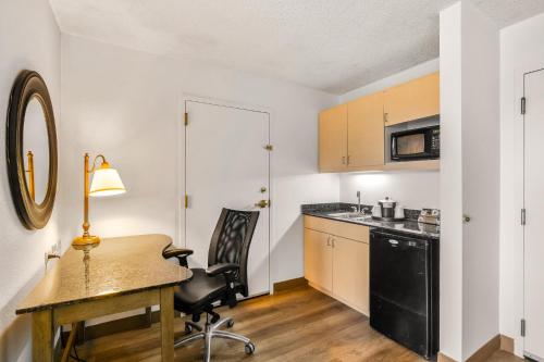 a small kitchen with a desk and a table at Hotel Alice in Atlantic Beach