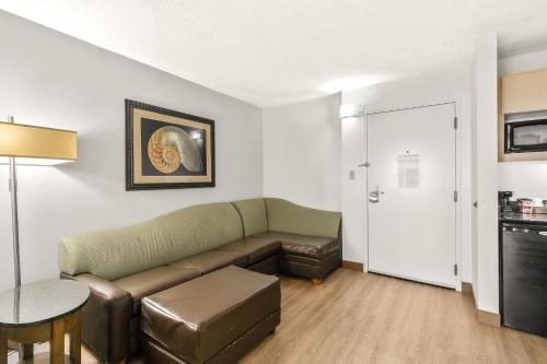 a living room with a couch and a table at Hotel Alice in Atlantic Beach