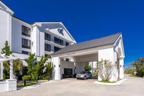 a car parked in front of a building at Hotel Alice in Atlantic Beach