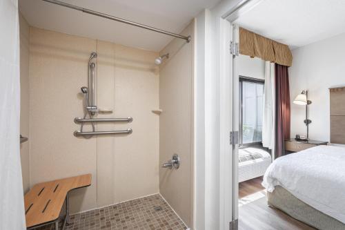 a room with a bed and a door with a bench at Hotel Alice in Atlantic Beach