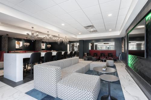 a lobby with a bar with chairs and a counter at Hotel Alice in Atlantic Beach