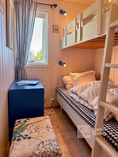 Ένα ή περισσότερα κρεβάτια σε δωμάτιο στο Cozy sea cabin with a great view