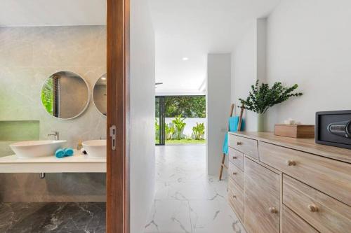 Un baño con dos lavabos y un espejo. en Villa Erika Garden view - Included Airport pick up, en Nathon Bay