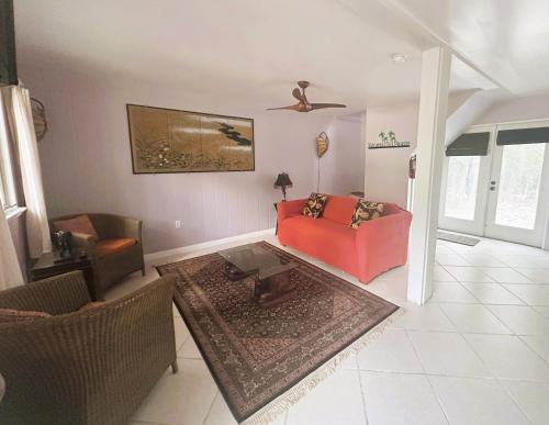 Posezení v ubytování Featherstone Cottage, Cayman Brac