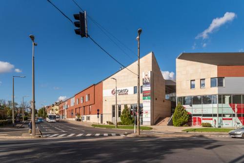 an empty street with a building and a traffic light at Z8 Prémium Apartman in Kaposvár