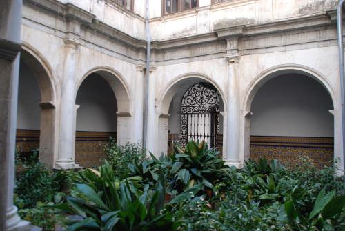 a building with a gate and some plants at Hotel Ordóñez Sandoval in Úbeda