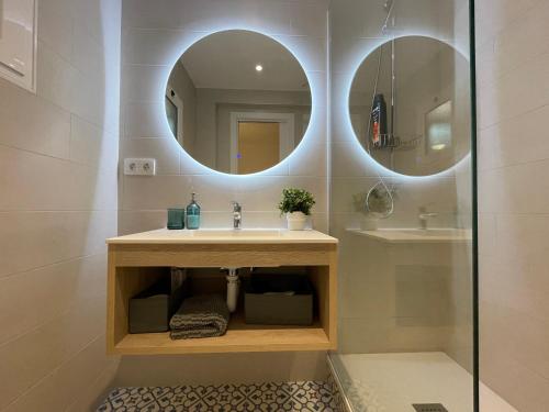 a bathroom with a sink and a mirror at 15 min en metro a Sagrada Familia in Sant Adria de Besos