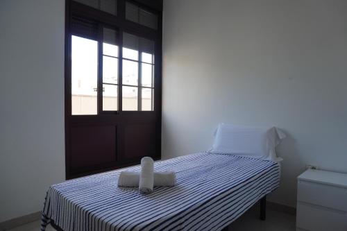 Un dormitorio con una cama con una toalla encima. en Holiday House La Noria, en San Sebastián de la Gomera