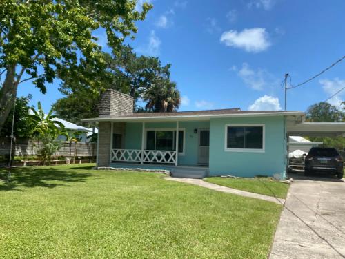 a small house with a grass yard at Family House, heated pool in St. Augustine