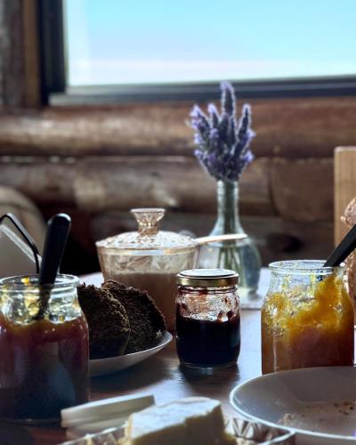 une table recouverte de pots de confiture et de desserts dans l'établissement Piedra que late, à Tandil
