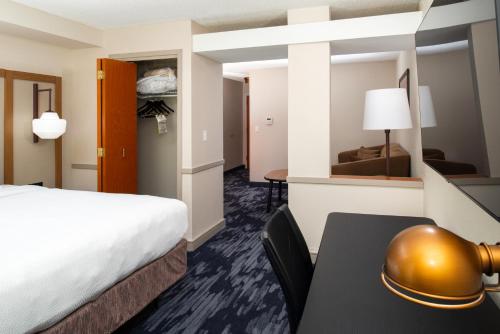Letto o letti in una camera di Fairfield Inn & Suites Greensboro Wendover