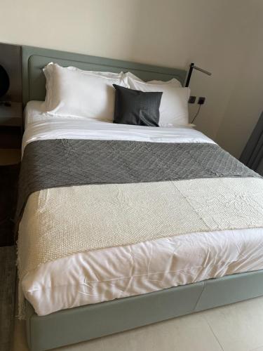 Gallery image of MAG 960 Stylish Luxury Apartment 6 Minutes to Burj Khalifa with Complimentary Guest Welcome Pack in Dubai