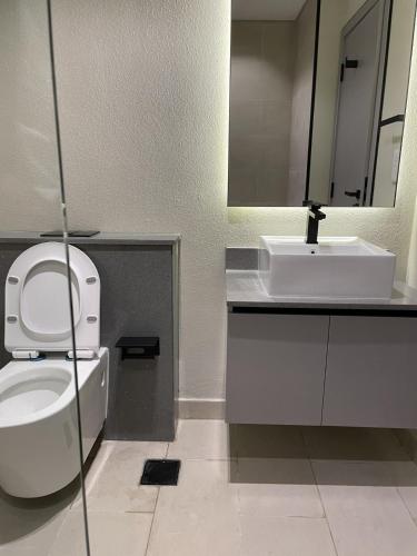 Gallery image of MAG 960 Stylish Luxury Apartment 6 Minutes to Burj Khalifa with Complimentary Guest Welcome Pack in Dubai