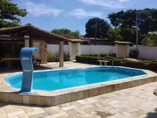 ein kleiner Pool mit Wasserrutsche im Hof in der Unterkunft Casa na Barra de São Miguel in Barra de São Miguel