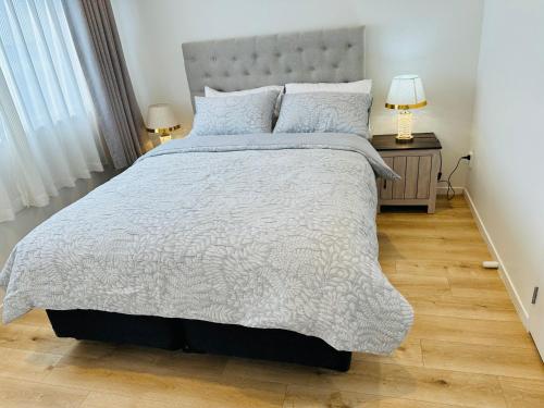 Postel nebo postele na pokoji v ubytování Otahuhu shopping centre apartment 8A