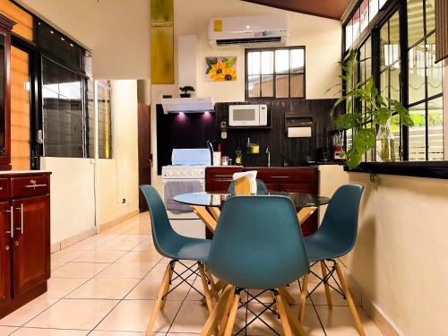 Apartamento dos habitaciones baños completos WiFi y AC todo el apto, parqueo interno,San Salvador, Colonia escalón