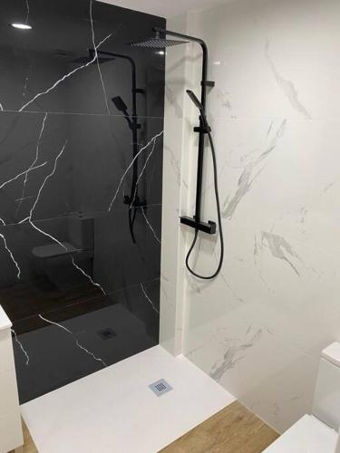 a bathroom with a shower with a black at Edifico Mañez Primero- Nuevo, 10 minutos Gibraltar in La Línea de la Concepción