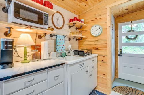 Kuchyň nebo kuchyňský kout v ubytování Enchanted Lake Huron Cottage with Beach Access!