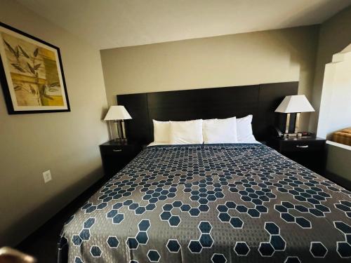Katil atau katil-katil dalam bilik di Econo Lodge Inn & Suites