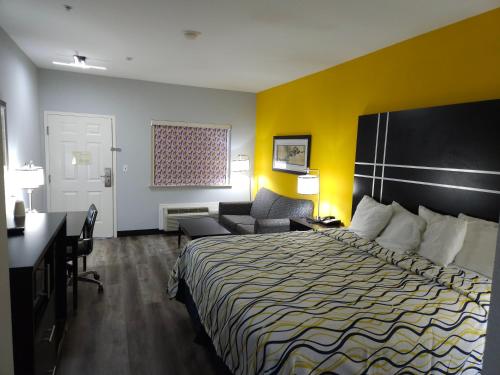 Postel nebo postele na pokoji v ubytování Executive Inn and Suites Tyler