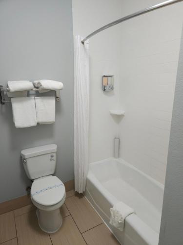 Koupelna v ubytování Executive Inn and Suites Tyler