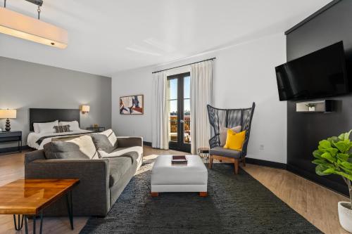 a living room with a couch and a bed at Hotel Casa 425 + Lounge, A Four Sisters Inn in Claremont