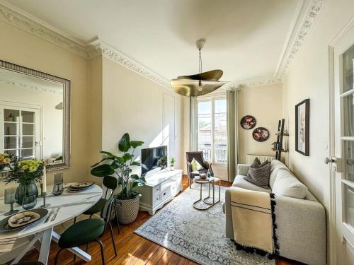 un salon avec un canapé et une table dans l'établissement Chic entre Histoire et Modernité, à Paris