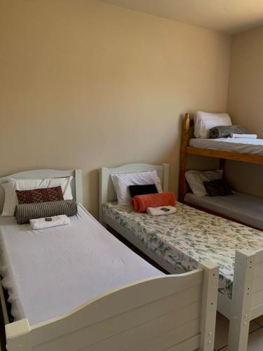 two beds in a room with two bunk beds at Hospedagem Itaboraí SG in Itaboraí