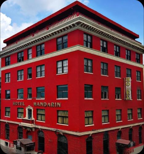 ein rotes Gebäude mit den Worten Hotel manhattan in der Unterkunft Hotel Mandarin in Tampico