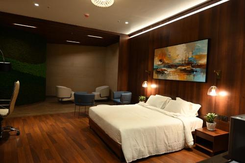 Una cama o camas en una habitación de 0484 Aero Lounge-Terminal 2 Cochin Airport Hotel