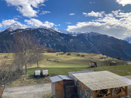 a view of a mountain range with a building at Ferienwohnung auf Ziegenhof in Alvaneu