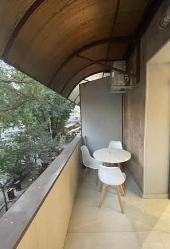un tavolo e due sedie su un balcone di Saryan House a Yerevan