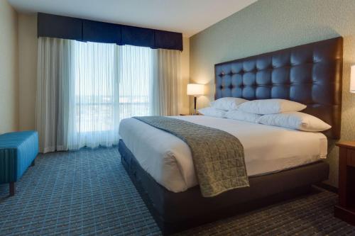 Postel nebo postele na pokoji v ubytování Drury Inn & Suites Gainesville
