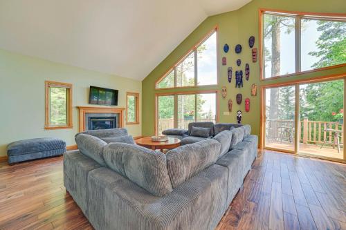 TV a/nebo společenská místnost v ubytování Waterfront Lake Huron Getaway with Private Beach!