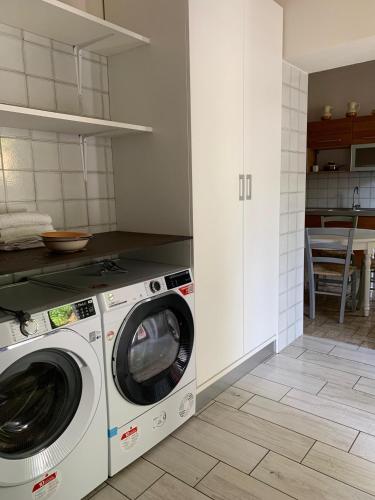 a kitchen with a washing machine in a kitchen at La Foresteria della Beppa in Zeri
