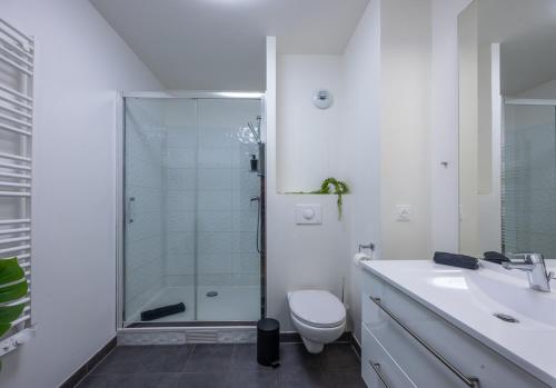 a bathroom with a shower and a toilet and a sink at Studio entre Paris & Disneyland in Noisy-le-Grand