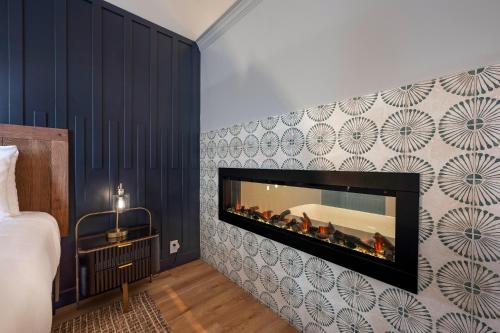 a living room with a fireplace in a bedroom at Bodega Coast Inn and Suites in Bodega Bay