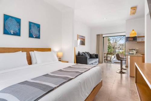 Un dormitorio con una cama grande y una sala de estar. en Pineda Suite # 202 with parking and housekeeping, en La Paz