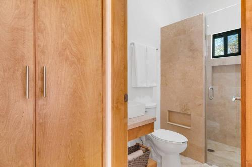 baño con aseo y armario de madera en Pineda Suite # 202 with parking and housekeeping, en La Paz