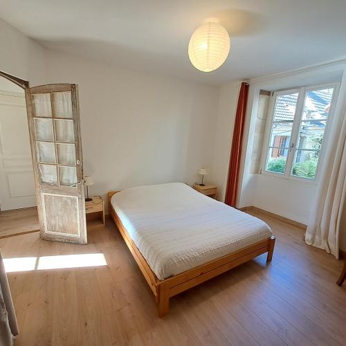 - une chambre avec un lit et une étagère dans l'établissement La Verrière à Montignac-Lascaux, à Montignac