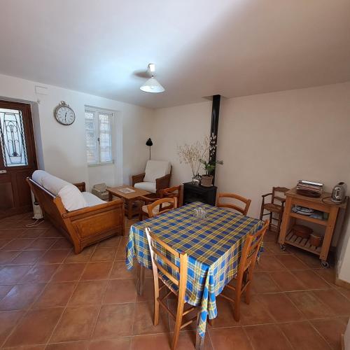un salon avec une table et des chaises dans l'établissement La Verrière à Montignac-Lascaux, à Montignac